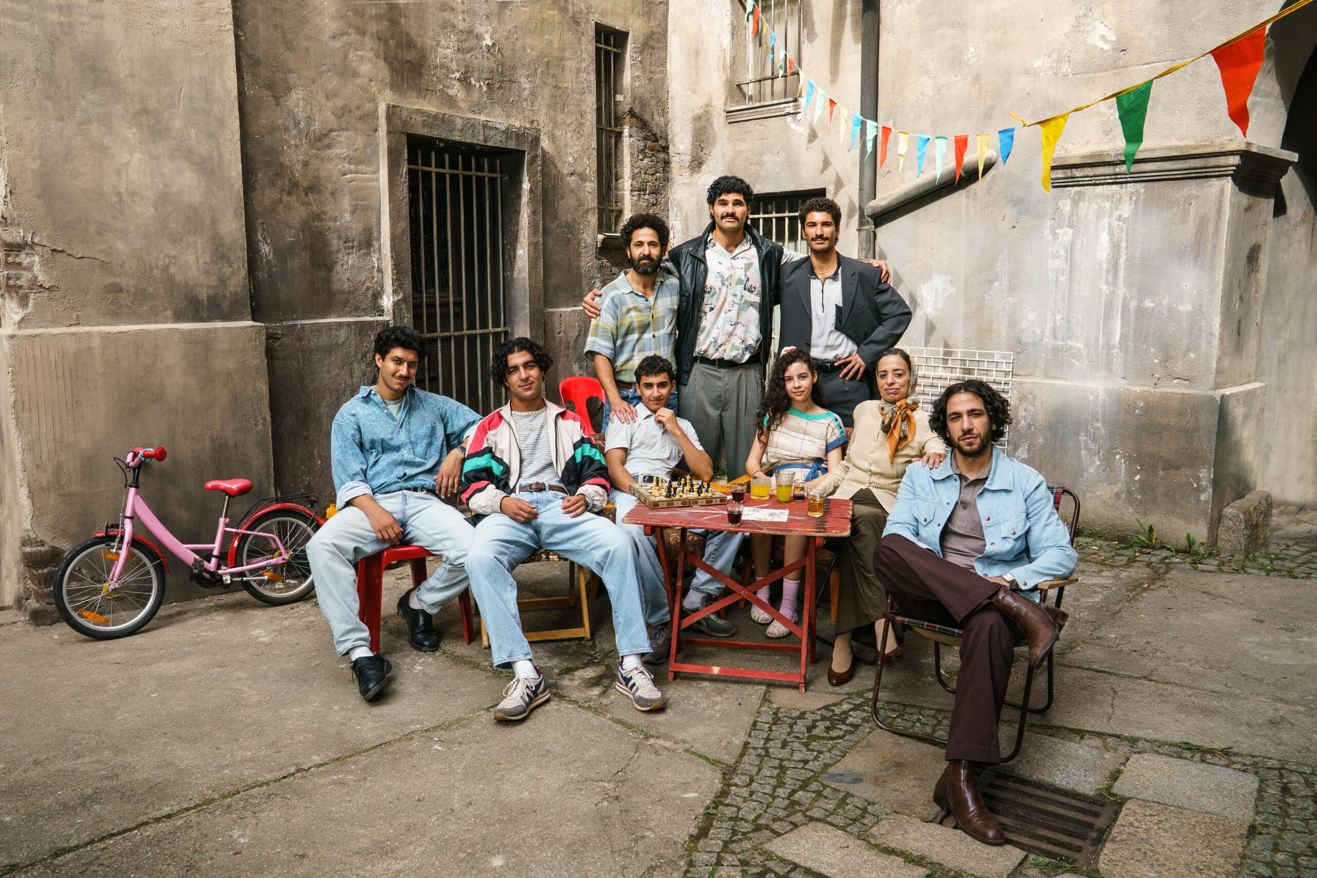 Vorne v.l.n.r: Tareq Nassery (Ali), Soufiane El Mesaudi (Abbas), Almountaser „Monty“ Alchltouh (Marwan), Siana Zayed (Amara), Fatima Khanfour (Hanin), Tariq Al-Saies (Ibrahim). Hinten v.l.n.r: Rami Fadel Khalaf (Malik), Samir Salim (Mazin), Mohamed Kanj K / © 2025 Discovery Communications Benelux B.V. HBO Max ist Eigentum von Home Box Office, Inc. Alle Rechte vorbehalten. / Julia Terjung