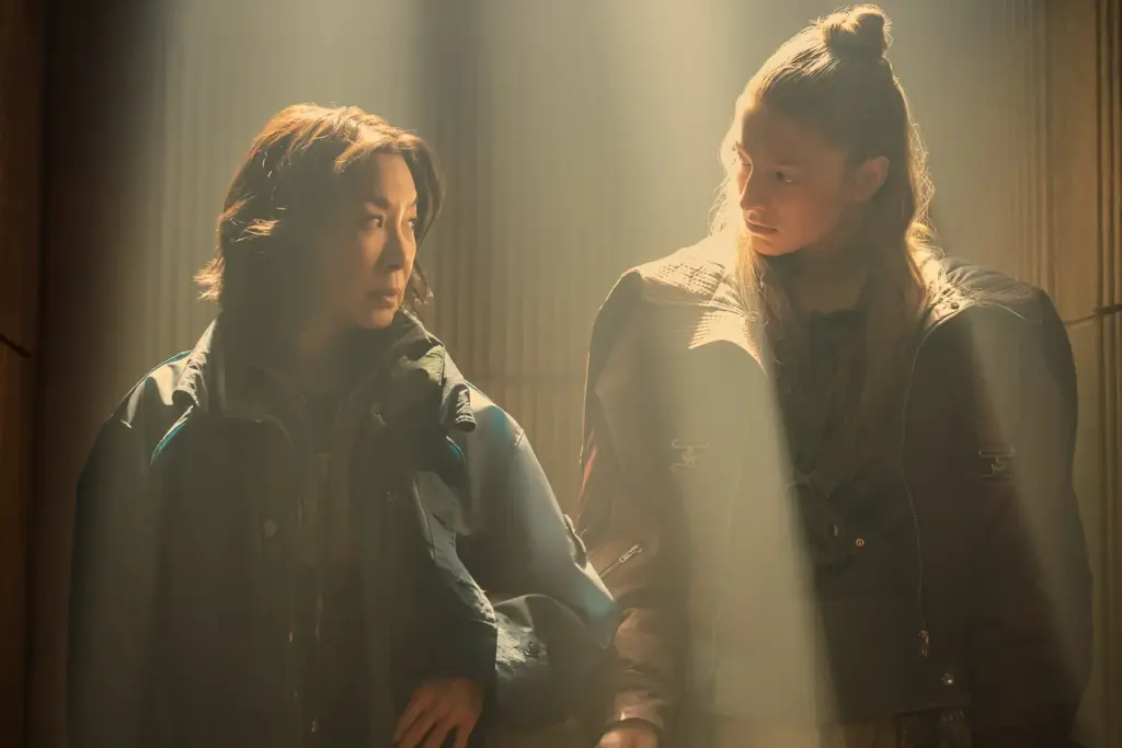 Michelle Yeoh und Hunter Schafer in „Blade Runner 2099“ / © Clay Enos/Prime Video