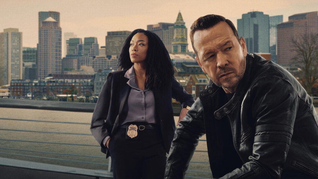 Sonequa Martin-Green (l.) und Donnie Wahlberg (re.) in "Boston Blue" / © CBS Television