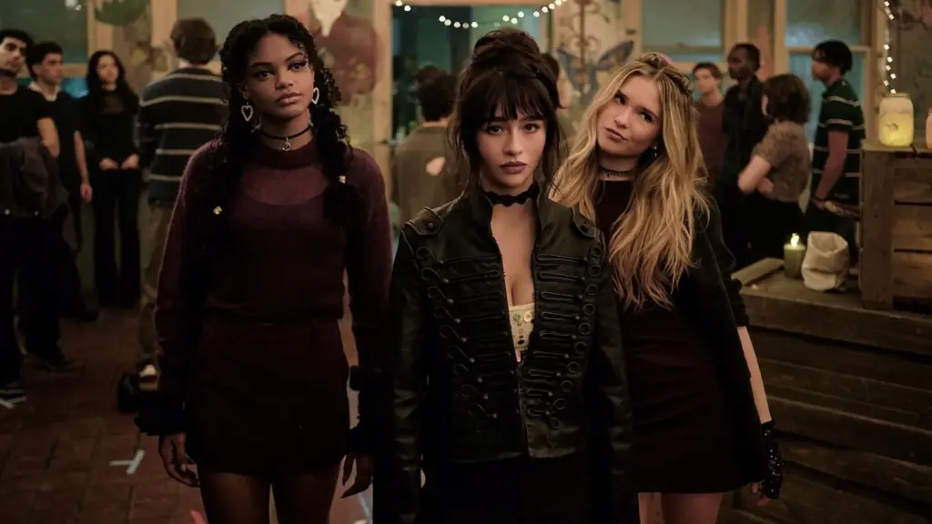 Jordan Leftwich (li.), Malina Weissman (mi.), Ora Duplass (re.) in "Coven Academy" / © Disney/David Astorga