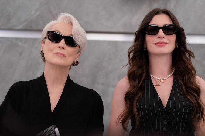 Meryl Streep (l.) als Miranda Priestly und Anne Hathaway als ihre ehemalige Assistentin Andrea "Andy" Sachs (re.) in "Der Teufel trägt Prada 2" / © 20th Century Studios
