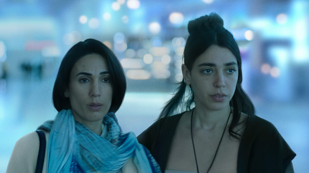 Liraz Chamami (li.) und Talia Lynne Ronn (re.) in „Unconditional“, Premiere am 8. Mai 2026 auf Apple TV. / © Keshet 12 / Apple TV 